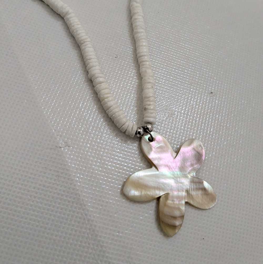 Pearl Shell Flower Pendant Necklace - White